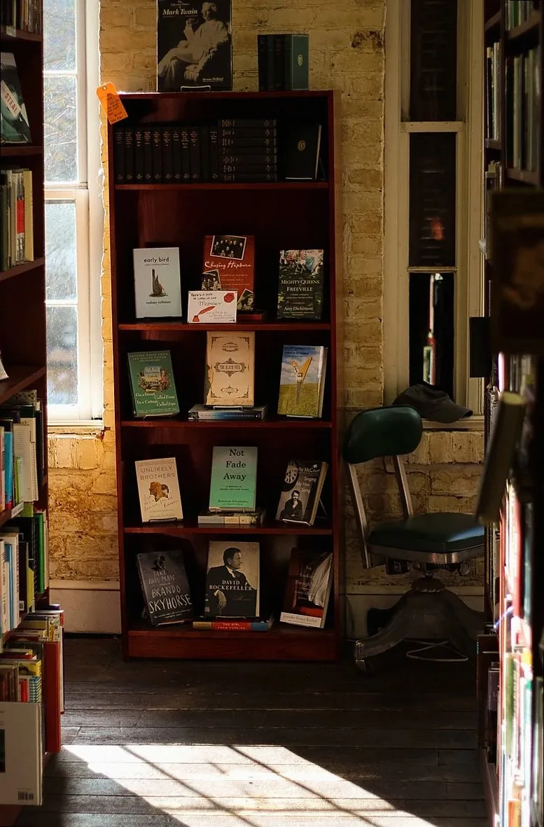 建物内部、図書館、学校、教育施設、茶色を基調とした図書館の interior
